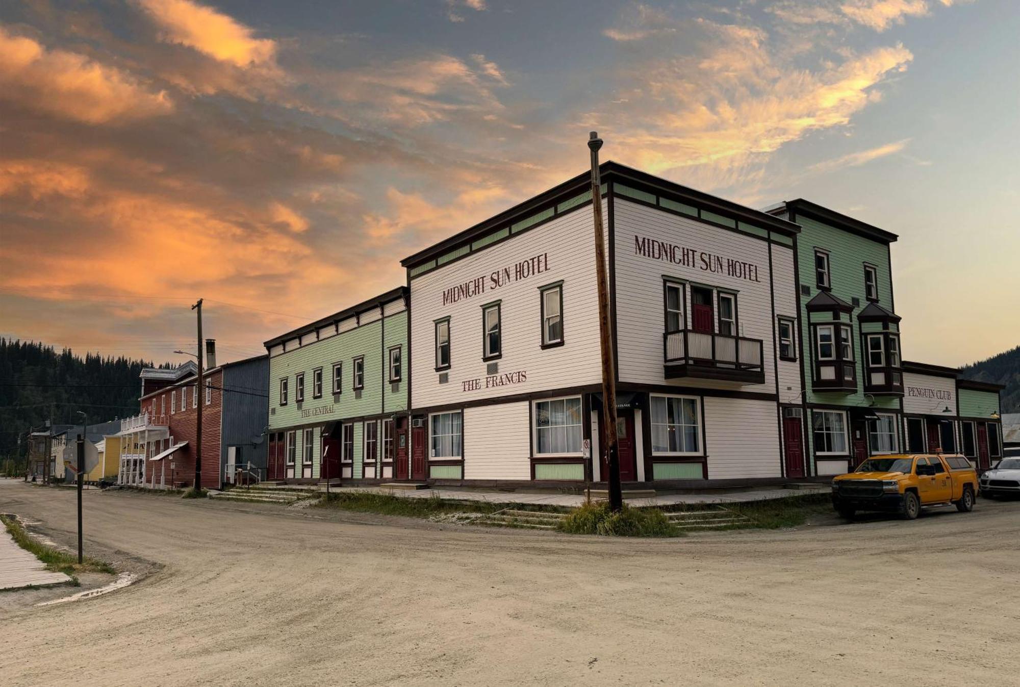 Midnight Sun, A Coast Hotel Dawson City Eksteriør bilde