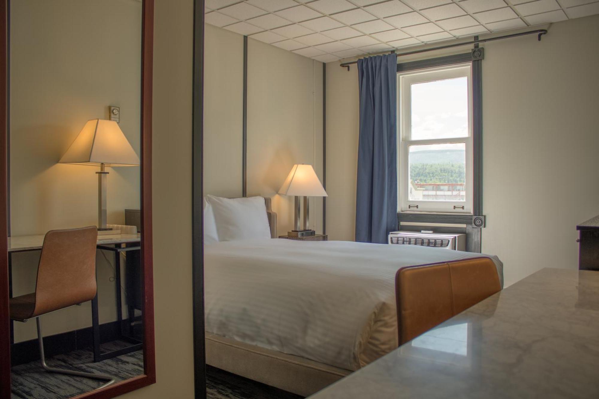 Midnight Sun, A Coast Hotel Dawson City Eksteriør bilde